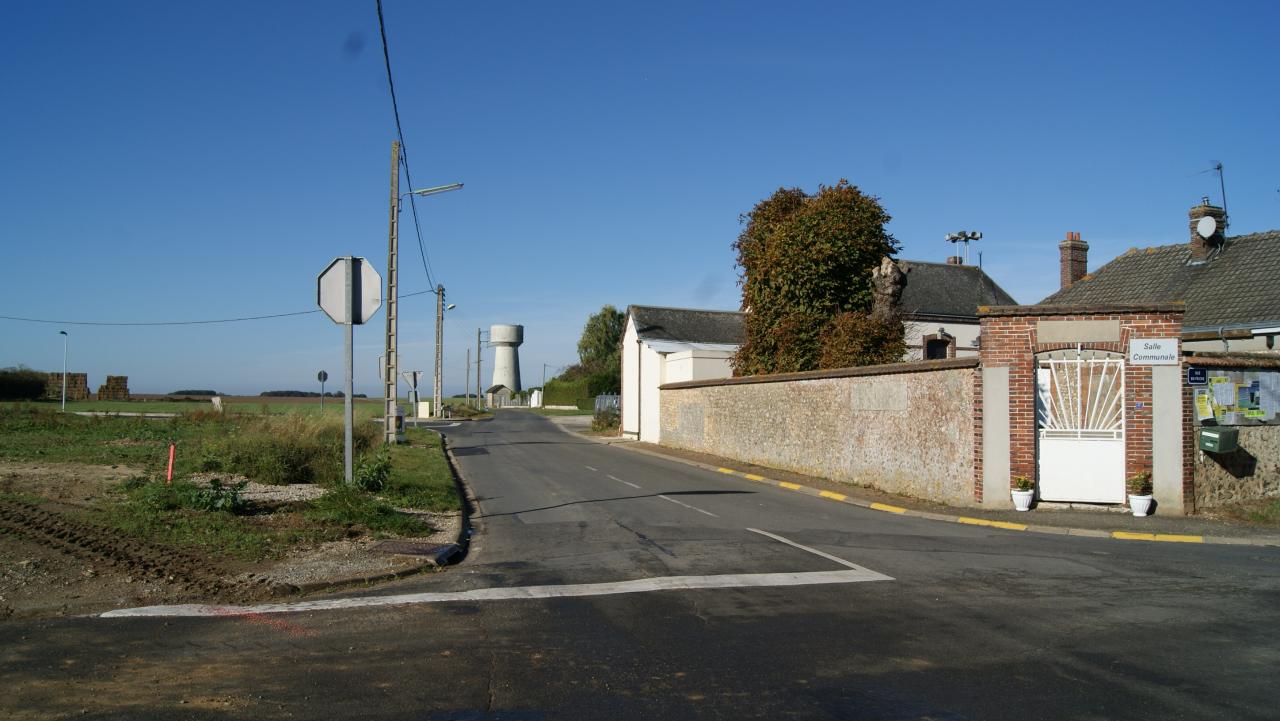 La salle communale et la route de Clévilliers