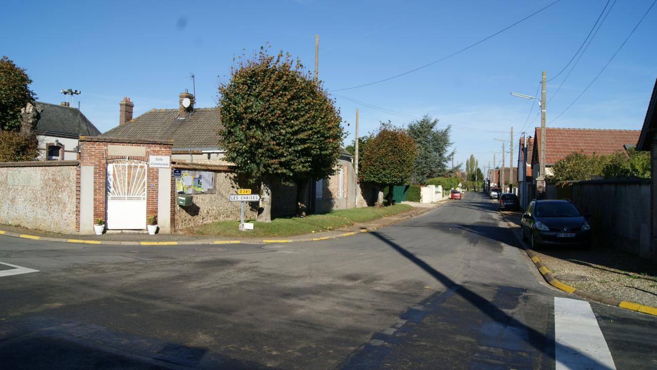 La salle communale et la rue du friche